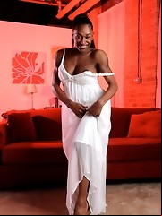Ebony transsexual goddess showing it all
